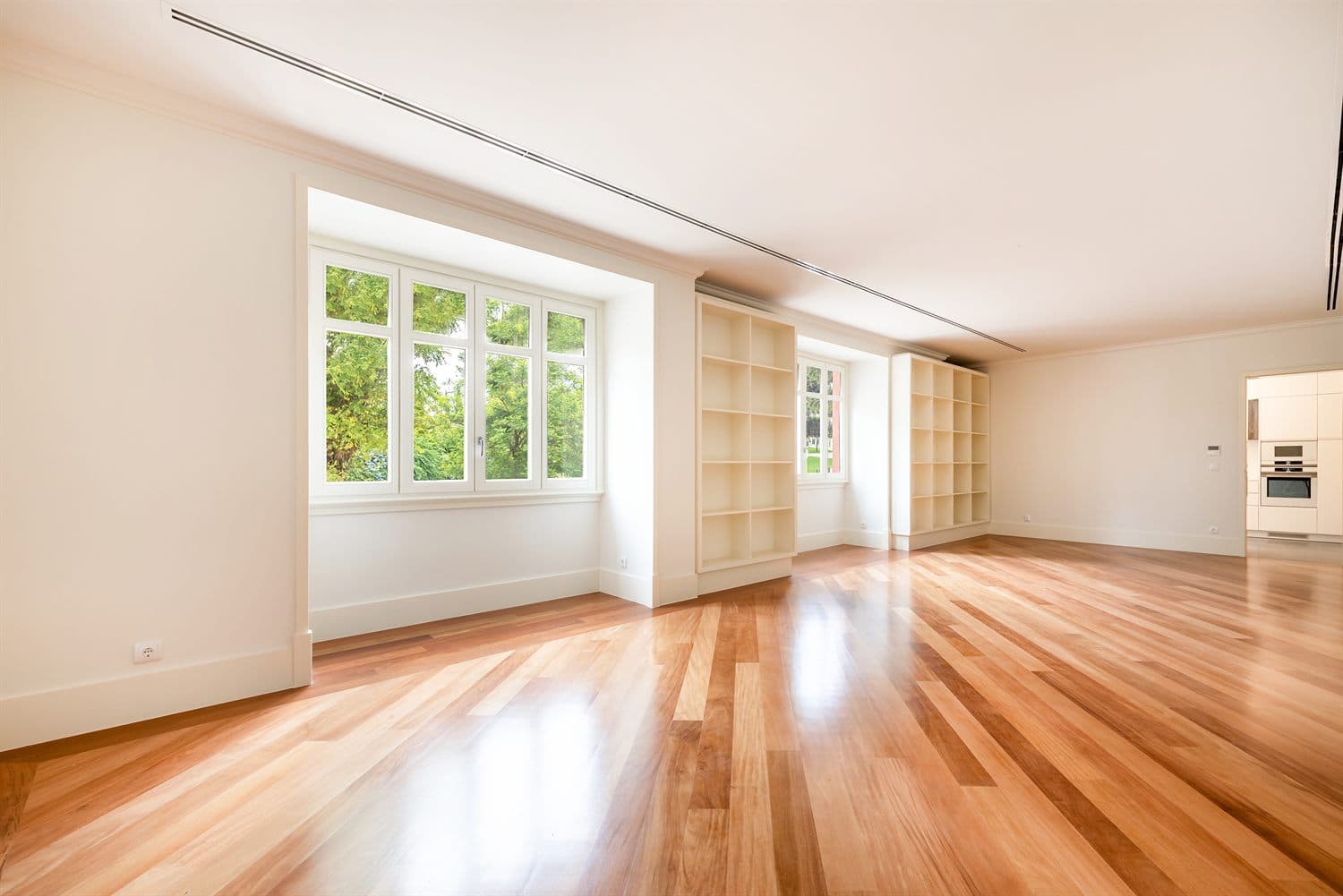 Sala ampla num apartamento de gama alta em Lisboa